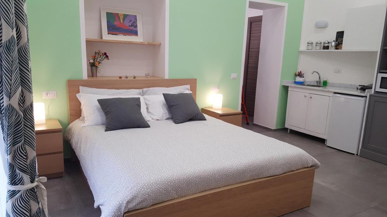 Alyssa House Bed & Breakfast เนเปิลส์ ภายนอก รูปภาพ